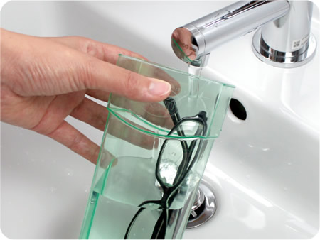 (1)メガネを洗浄ケースに入れ、水を入れる
